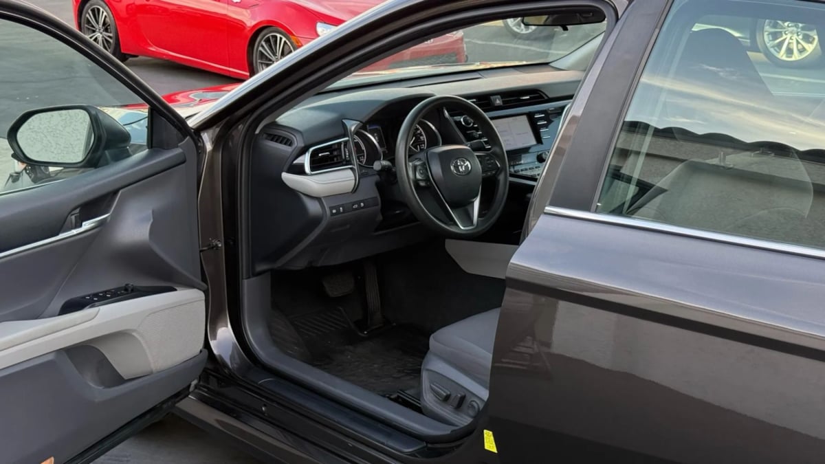 2018 Toyota Camry Hybrid LE photo 43