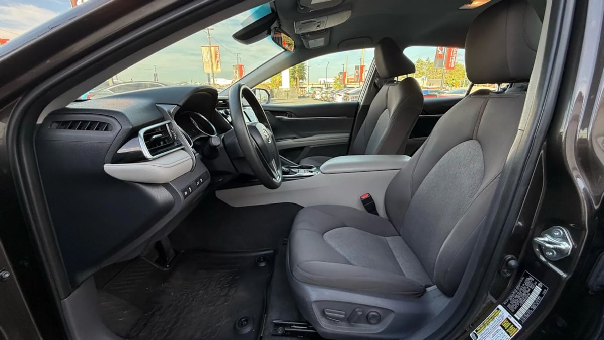 2018 Toyota Camry Hybrid LE photo 45