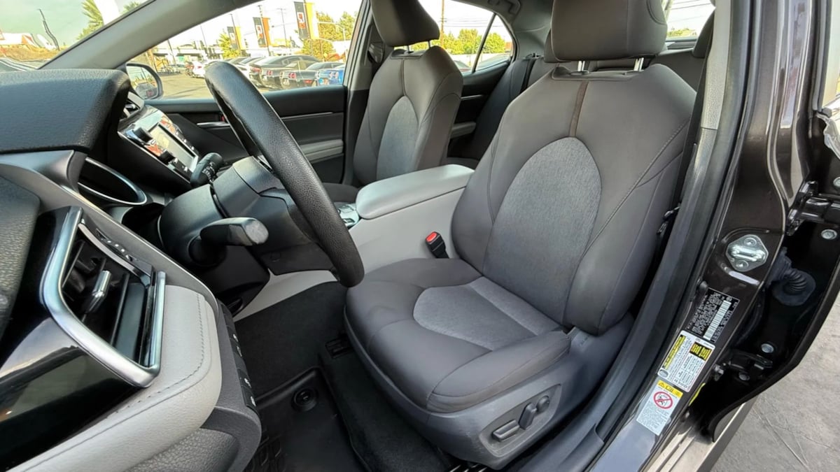 2018 Toyota Camry Hybrid LE photo 46