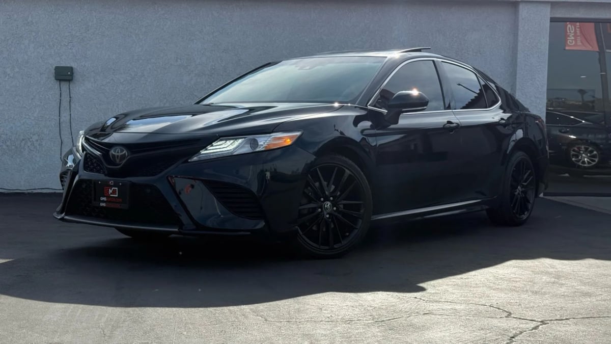 2018 Toyota Camry XSE photo 2