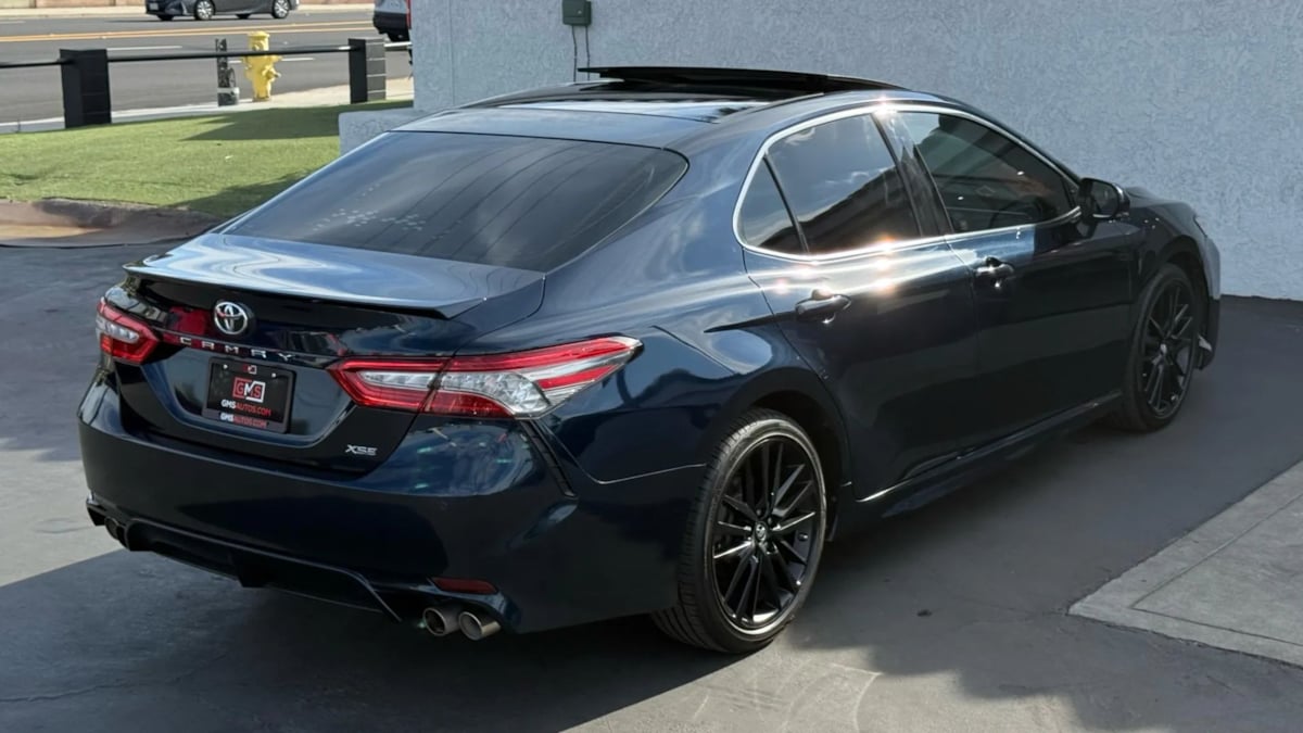 2018 Toyota Camry XSE photo 16