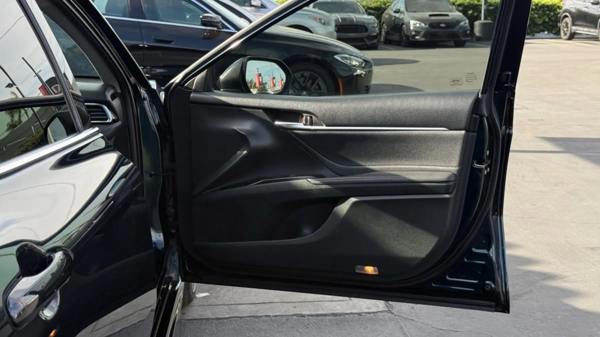 2018 Toyota Camry XSE photo 40