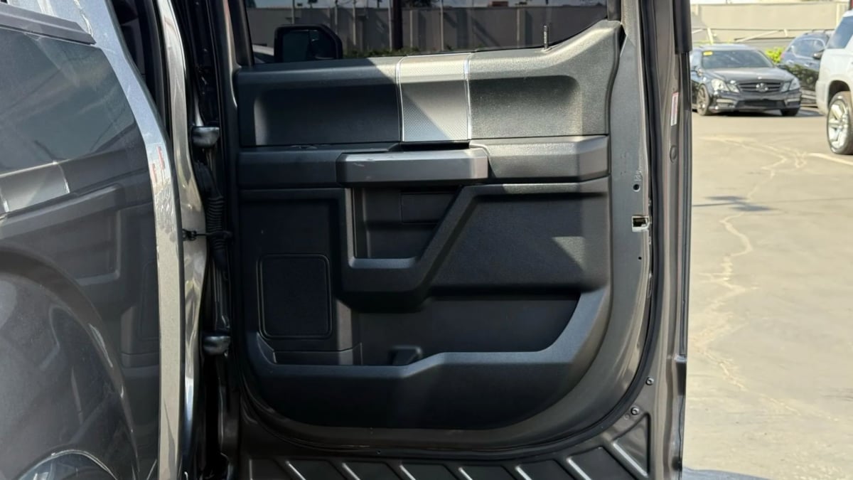 2015 Ford F-150 XLT photo 38