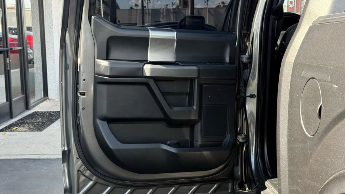 2015 Ford F-150 XLT photo 45