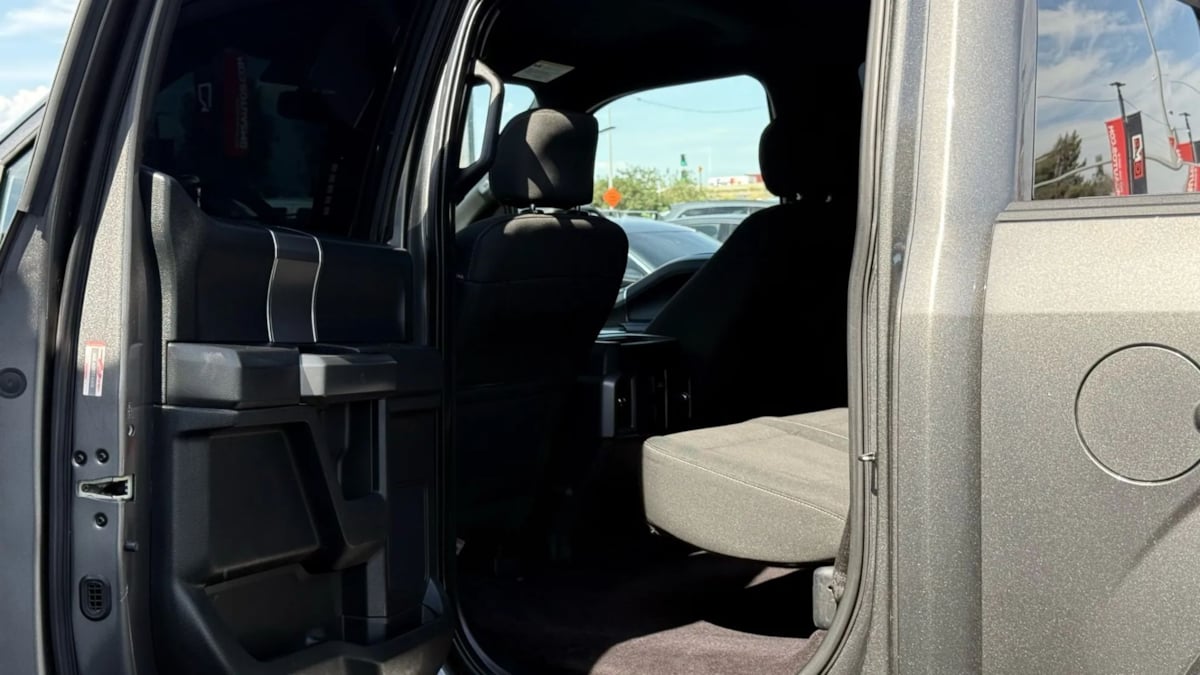 2015 Ford F-150 XLT photo 46