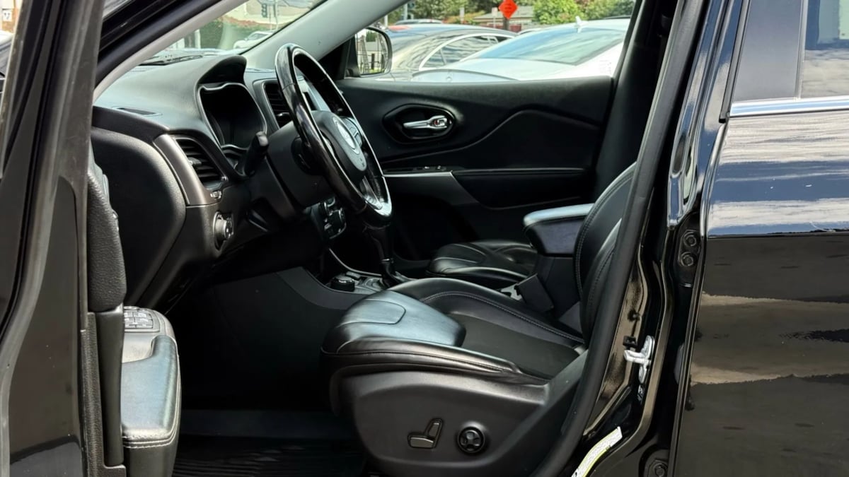 2021 Jeep Cherokee Latitude photo 38