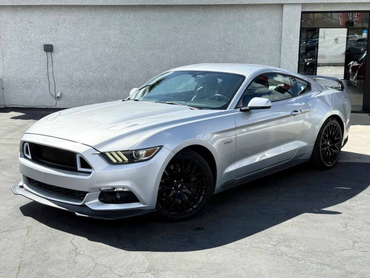 2016 Ford Mustang GT Premium photo 2
