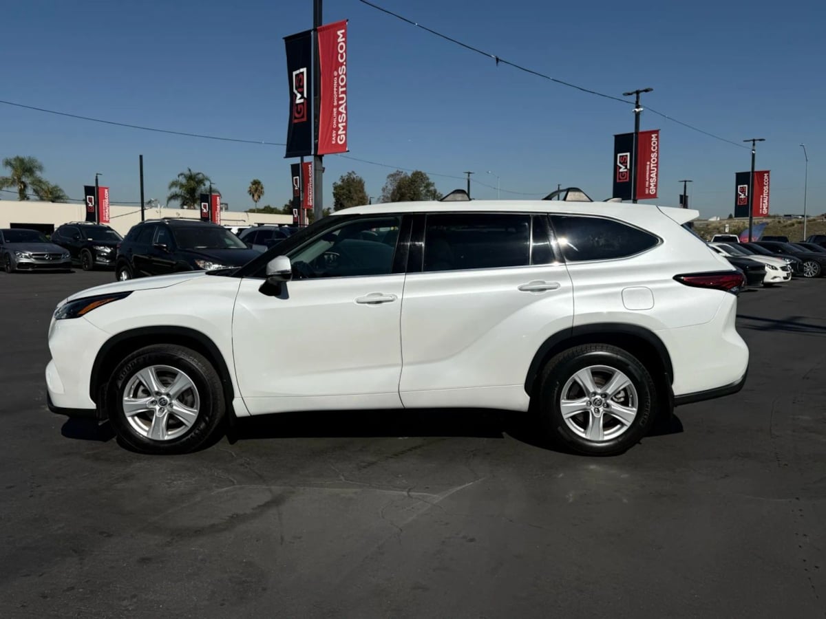 2022 Toyota Highlander LE photo 2