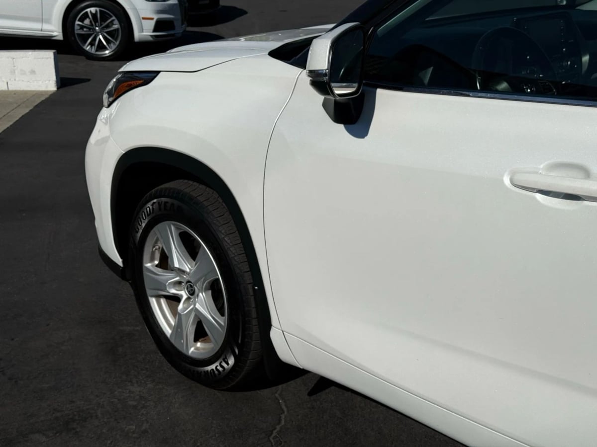 2022 Toyota Highlander LE photo 3