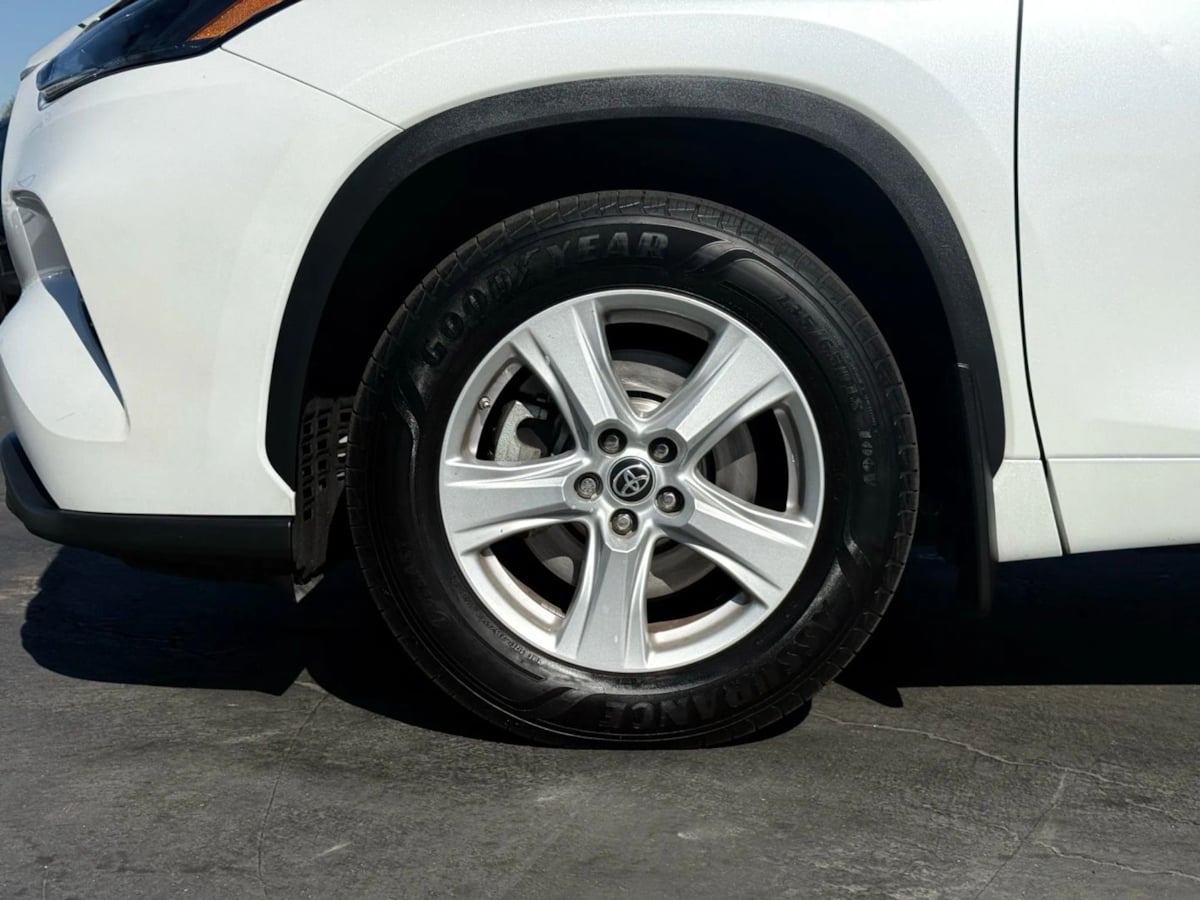 2022 Toyota Highlander LE photo 4
