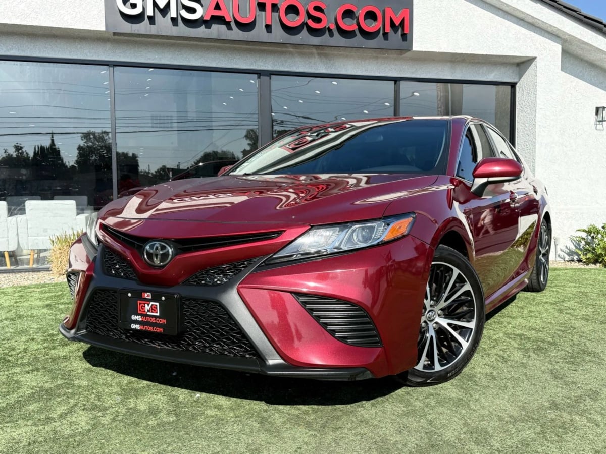 2018 Toyota Camry SE XLE photo 2