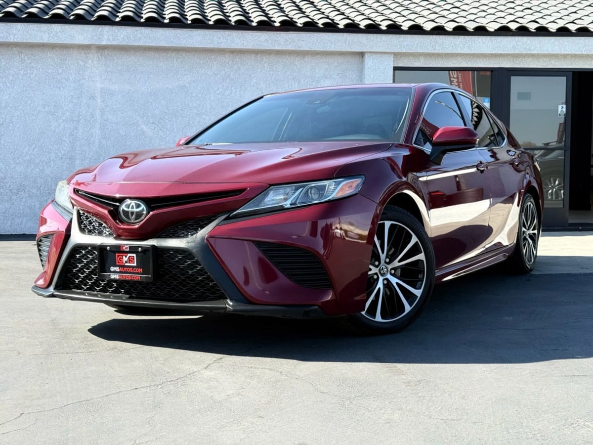 2018 Toyota Camry SE XLE photo 4