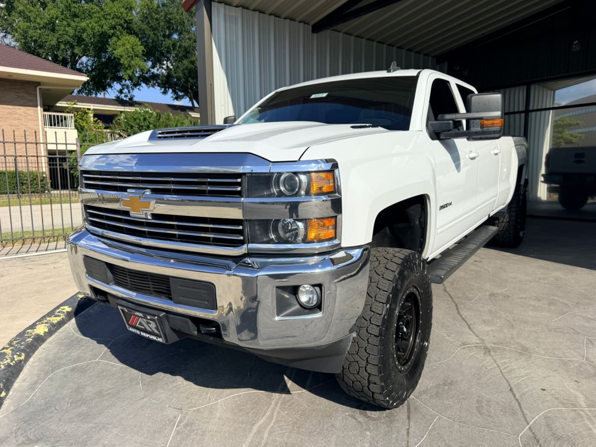 2017 Chevrolet Silverado 2500HD LT - Photo 2