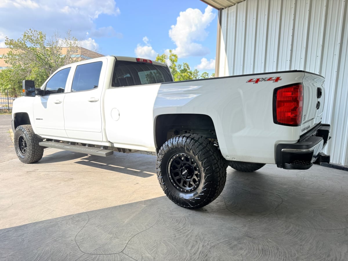 2017 Chevrolet Silverado 2500HD LT - Photo 3