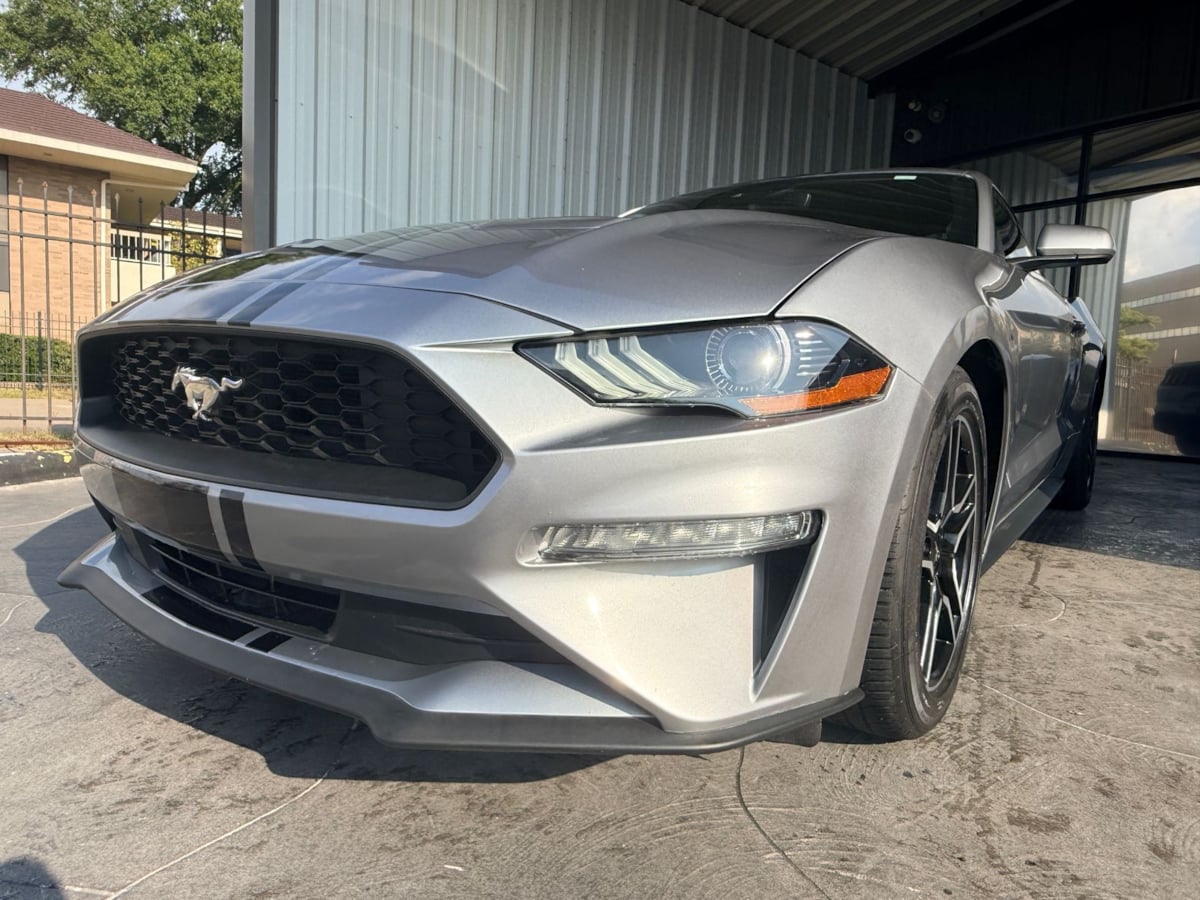 2021 Ford Mustang EcoBoost - Photo 3