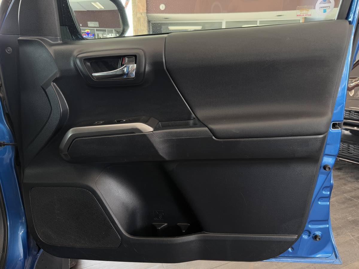 2017 Toyota Tacoma TRD Double Cab V6 4x4 photo 31