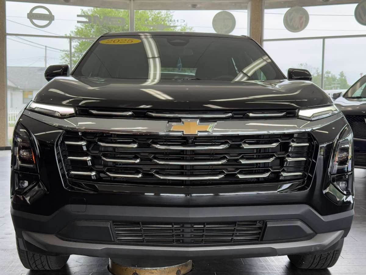 2025 Chevrolet Equinox LT photo 2
