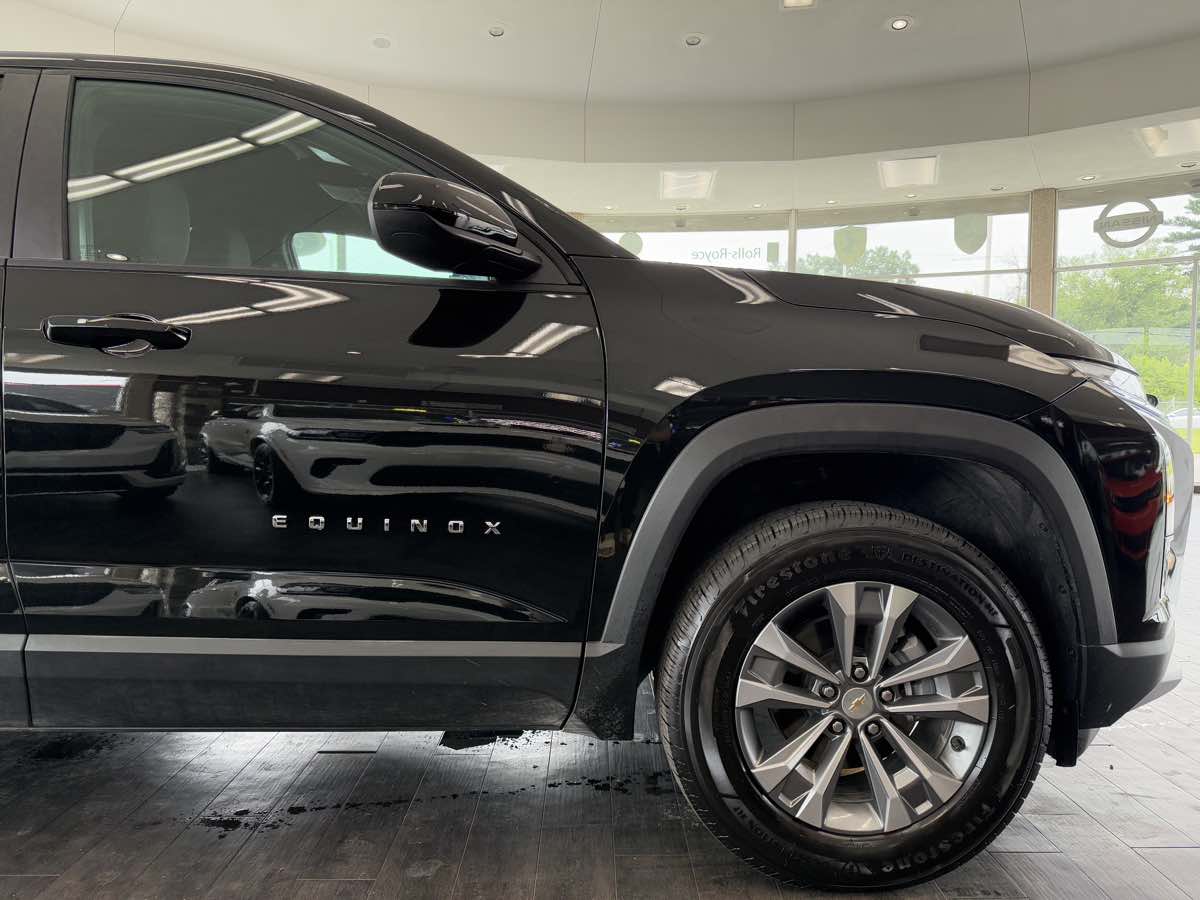 2025 Chevrolet Equinox LT photo 3