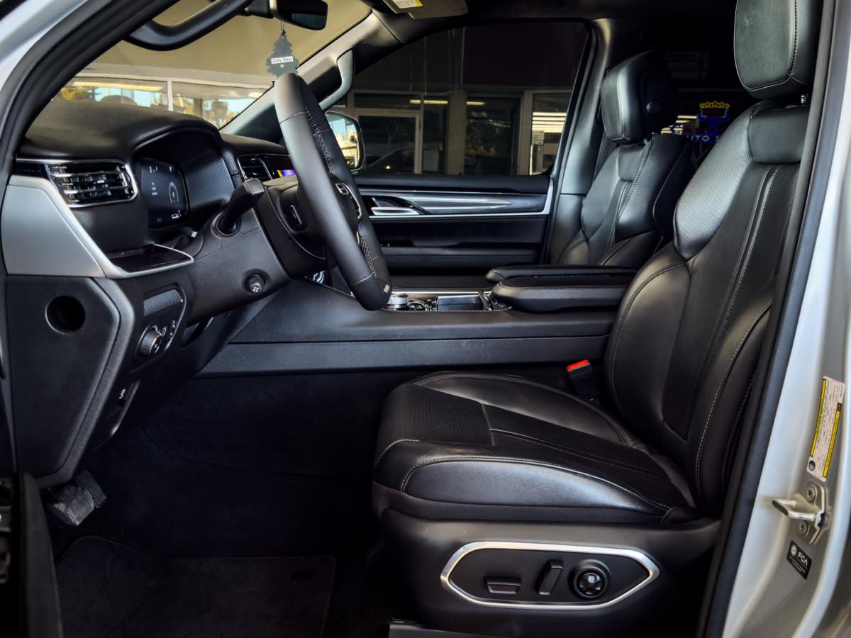 2024 Jeep Wagoneer Base photo 24