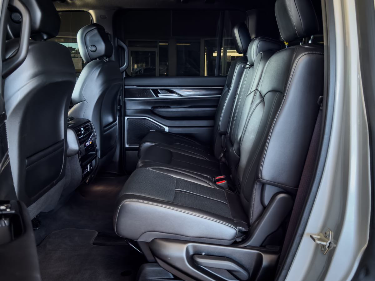 2024 Jeep Wagoneer Base photo 25