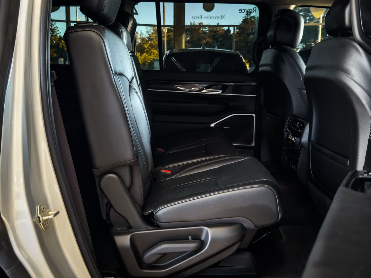 2024 Jeep Wagoneer Base photo 27