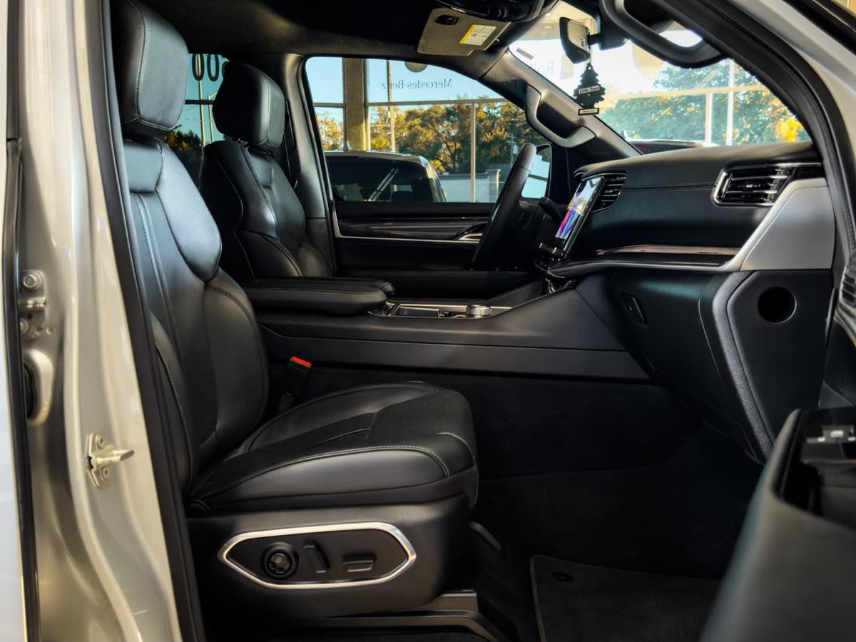 2024 Jeep Wagoneer Base photo 28