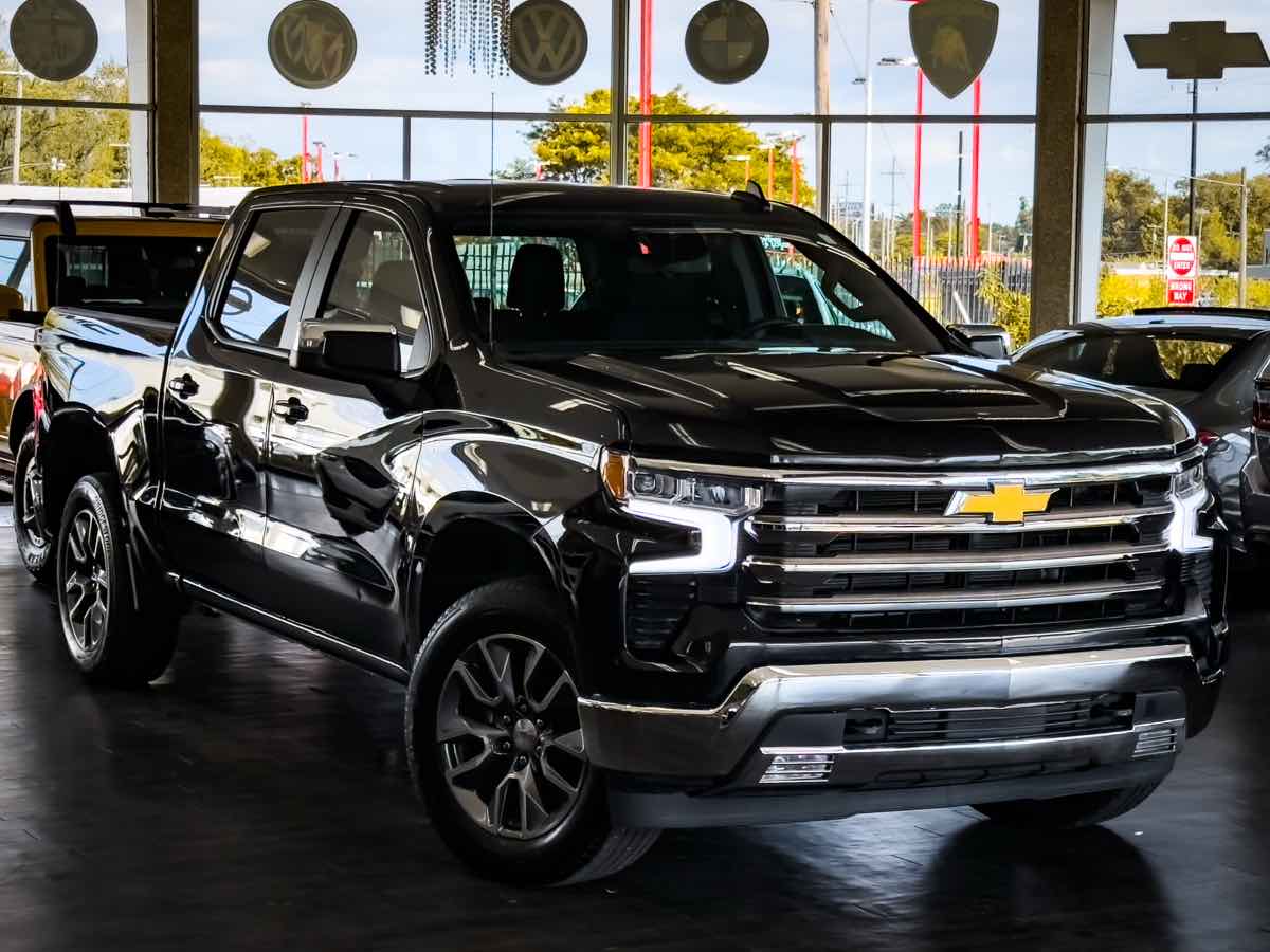 2024 Chevrolet Silverado 1500 LT photo 2