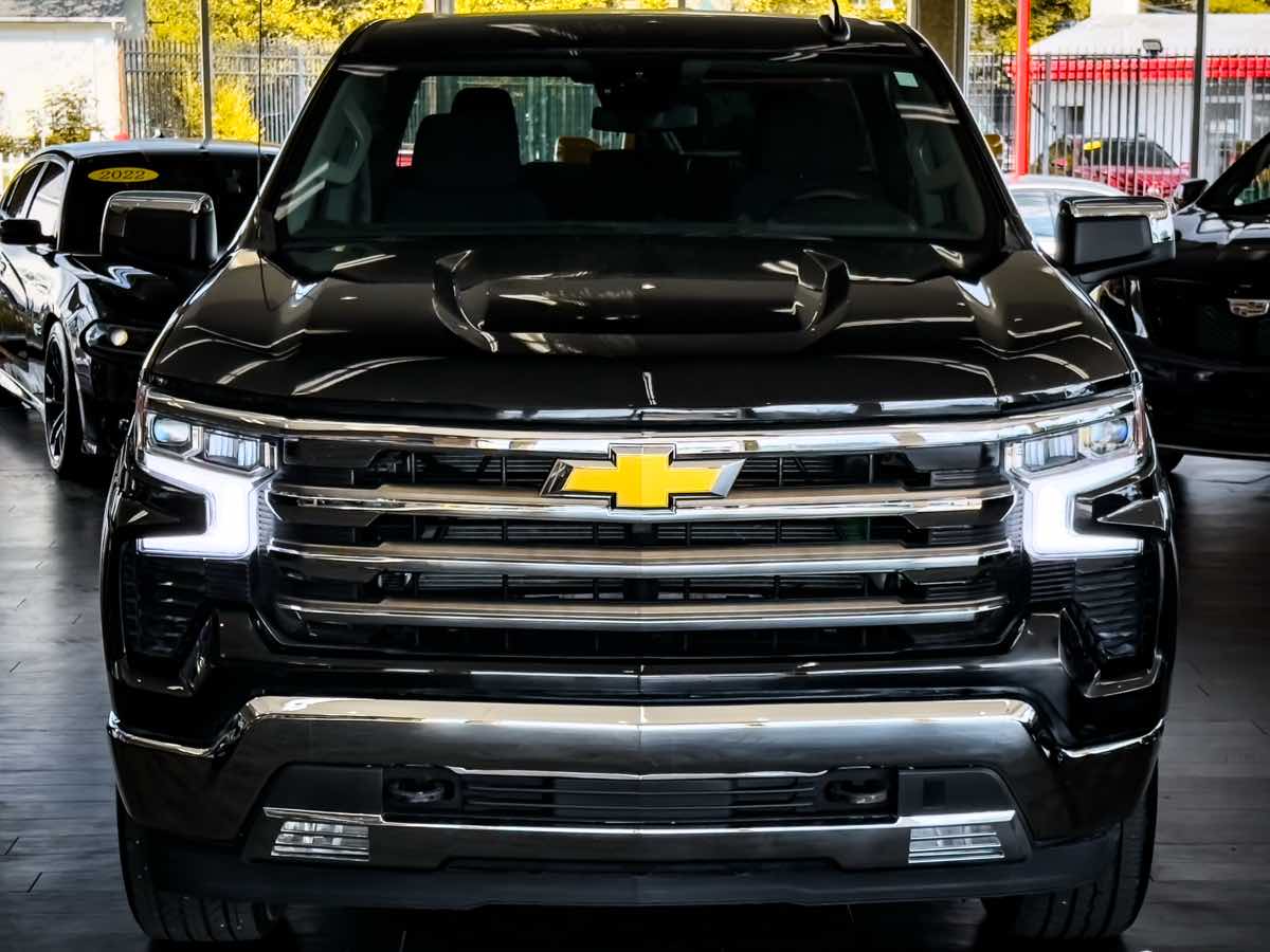 2024 Chevrolet Silverado 1500 LT photo 3