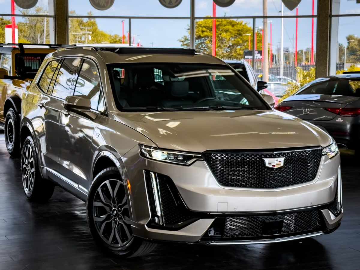 2023 Cadillac XT6 Sport photo 2