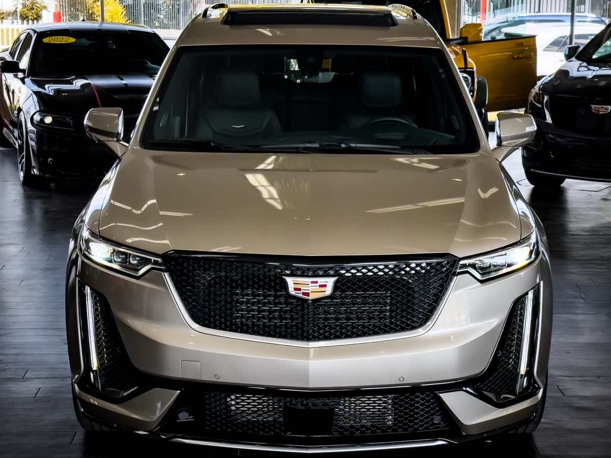2023 Cadillac XT6 Sport photo 3
