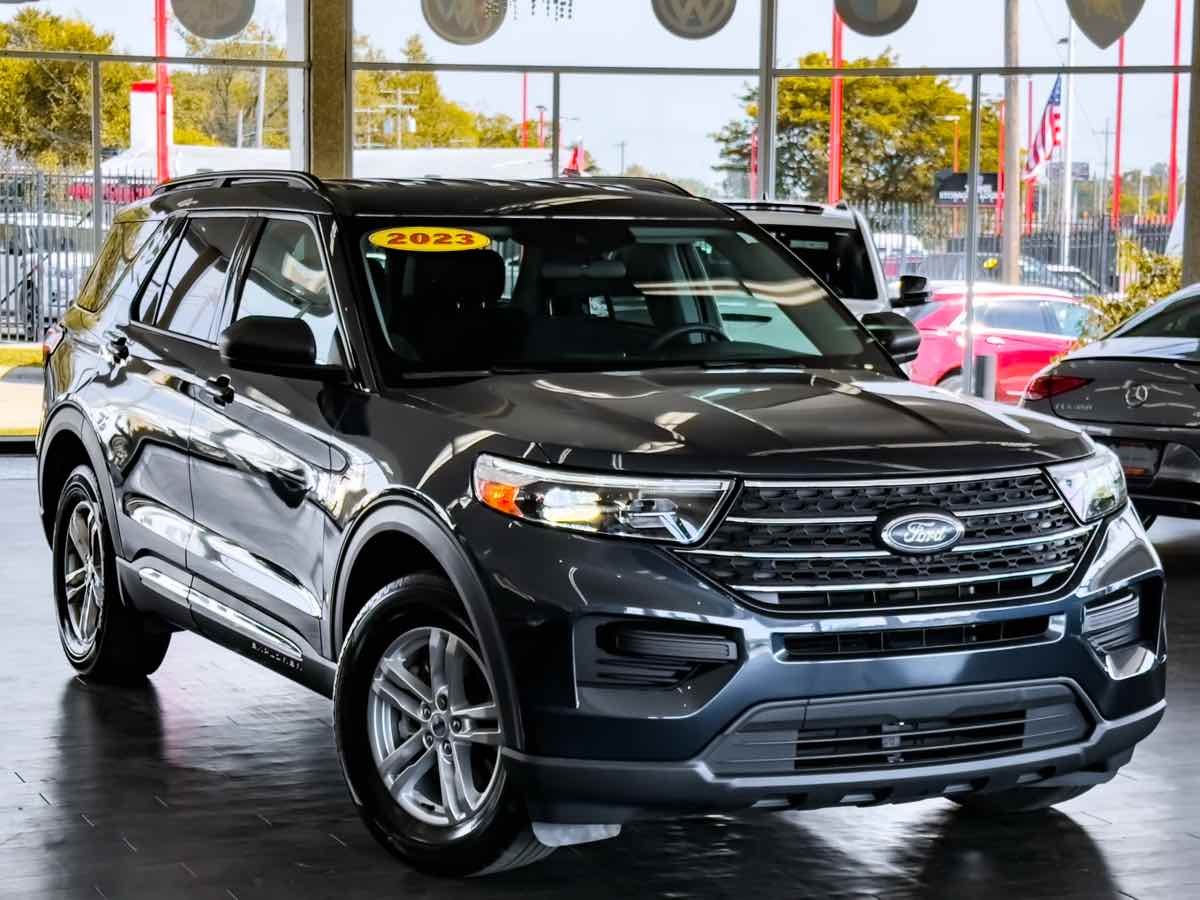 2023 Ford Explorer XLT photo 2