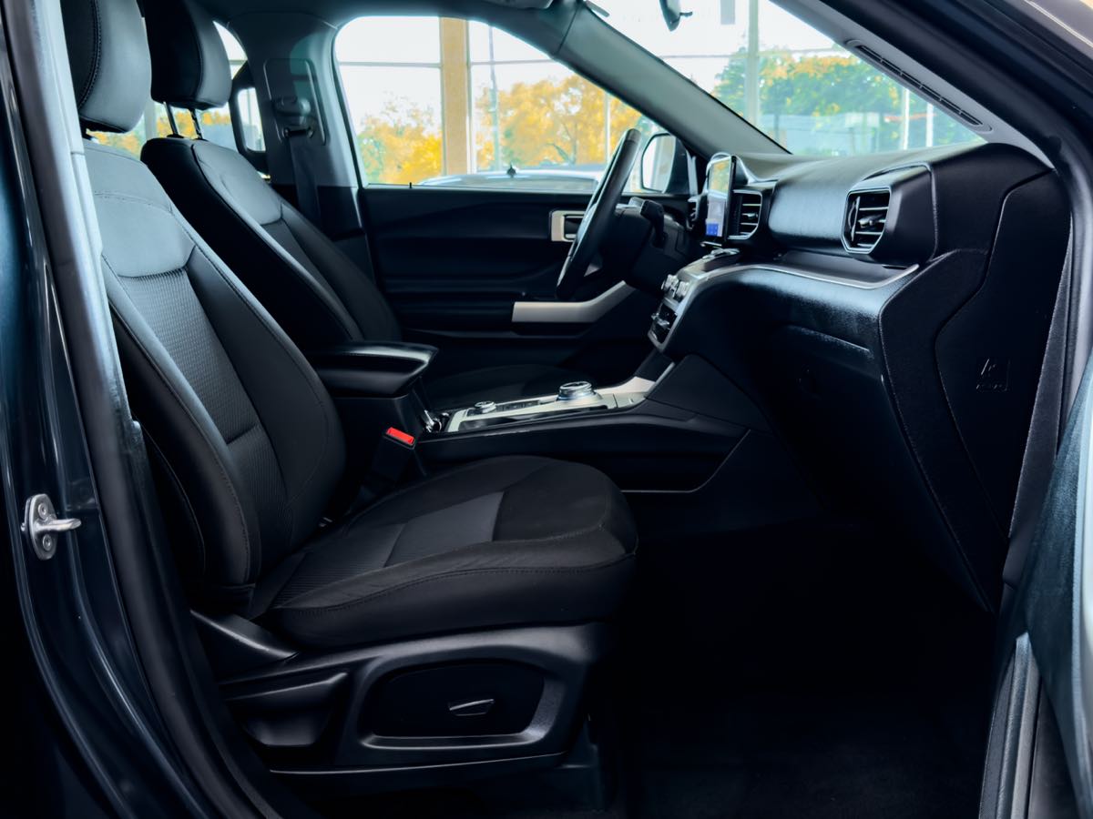 2023 Ford Explorer XLT photo 24