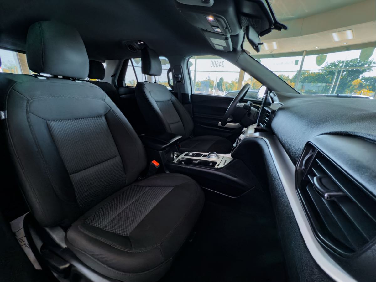 2023 Ford Explorer XLT photo 25