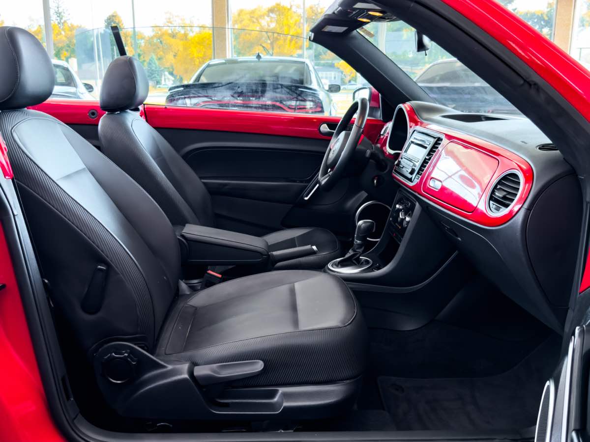 2015 Volkswagen Beetle Convertible 1.8T photo 23