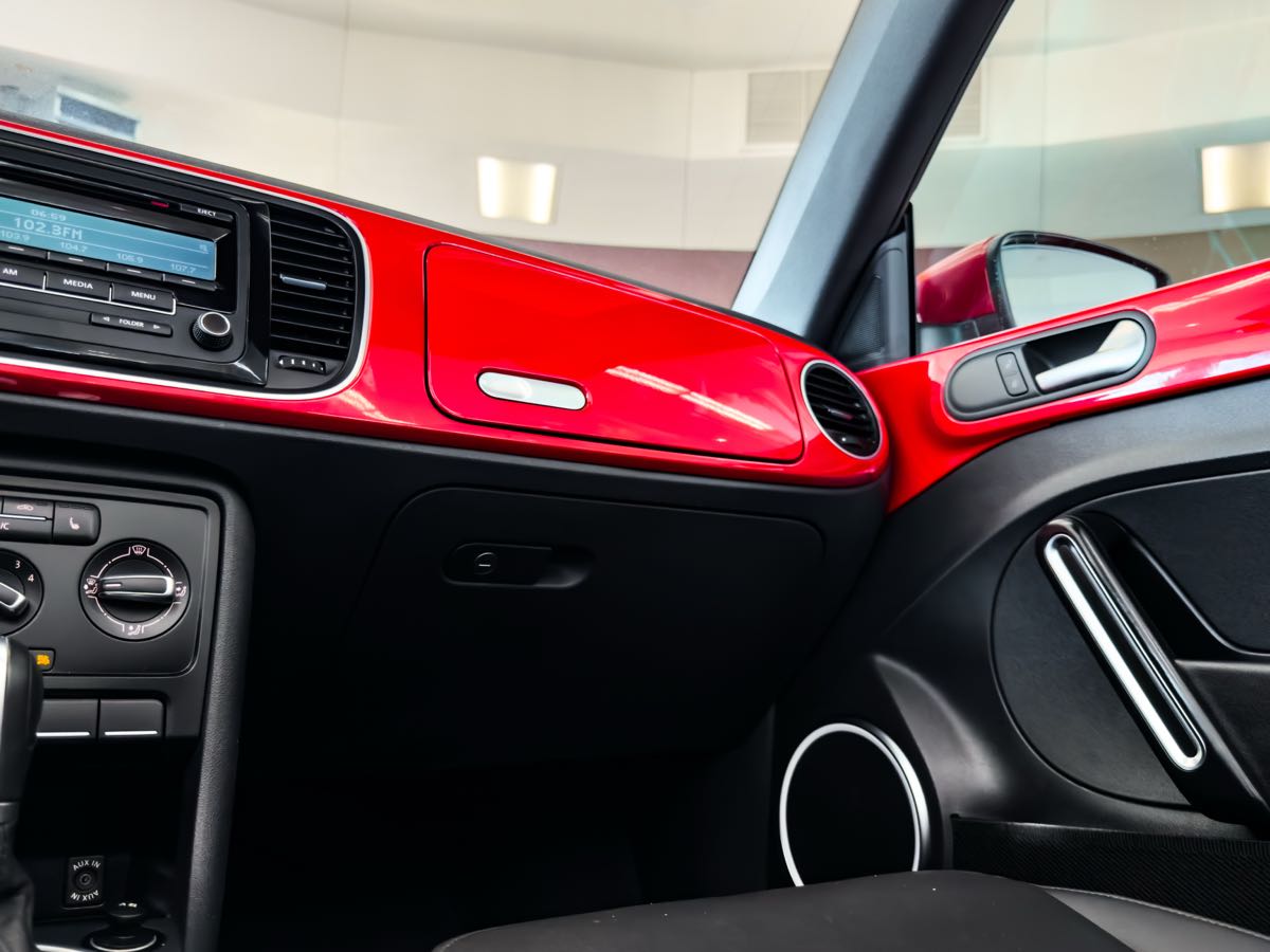 2015 Volkswagen Beetle Convertible 1.8T photo 26