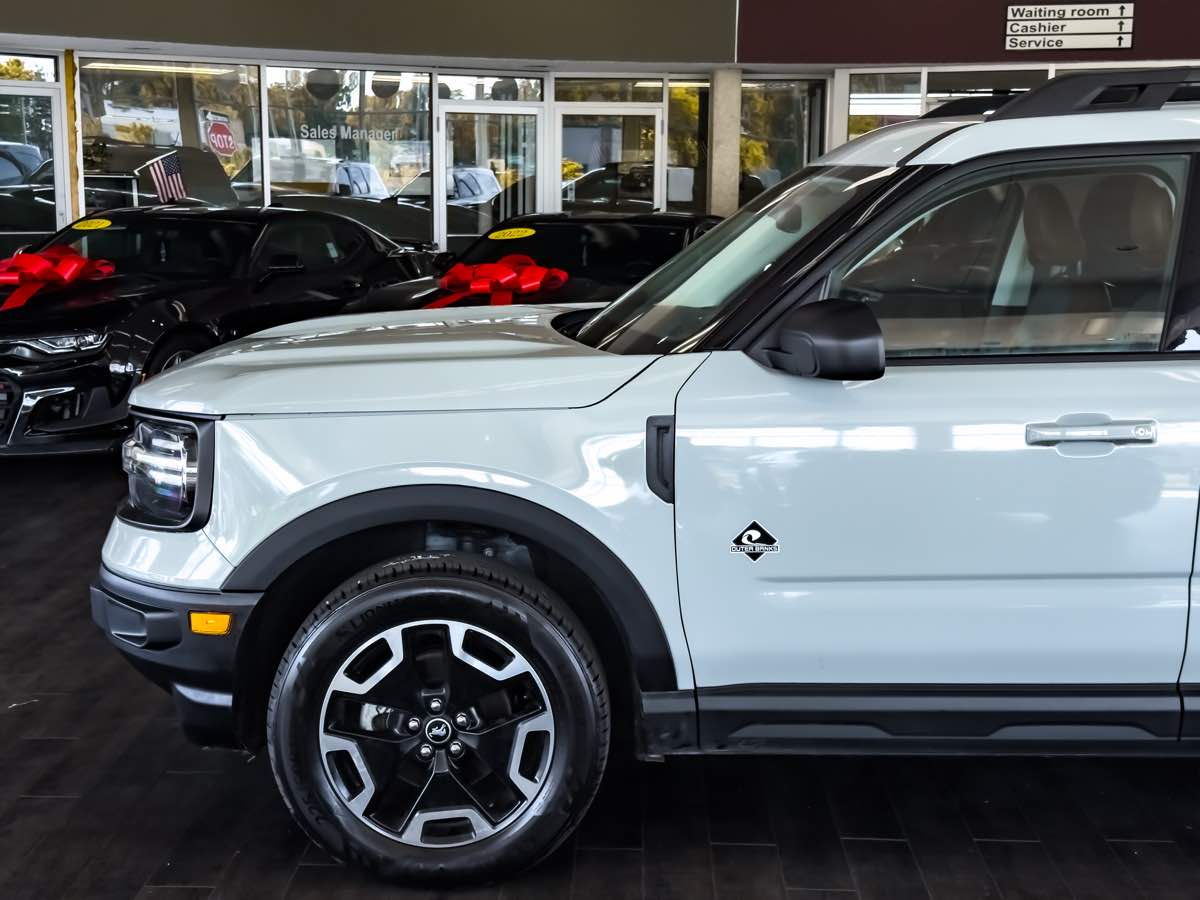 2023 Ford Bronco Sport Outer Banks photo 2