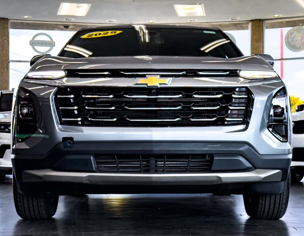 2025 Chevrolet Equinox LT photo 3