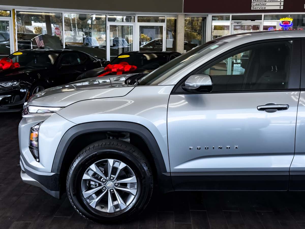 2025 Chevrolet Equinox LT photo 6
