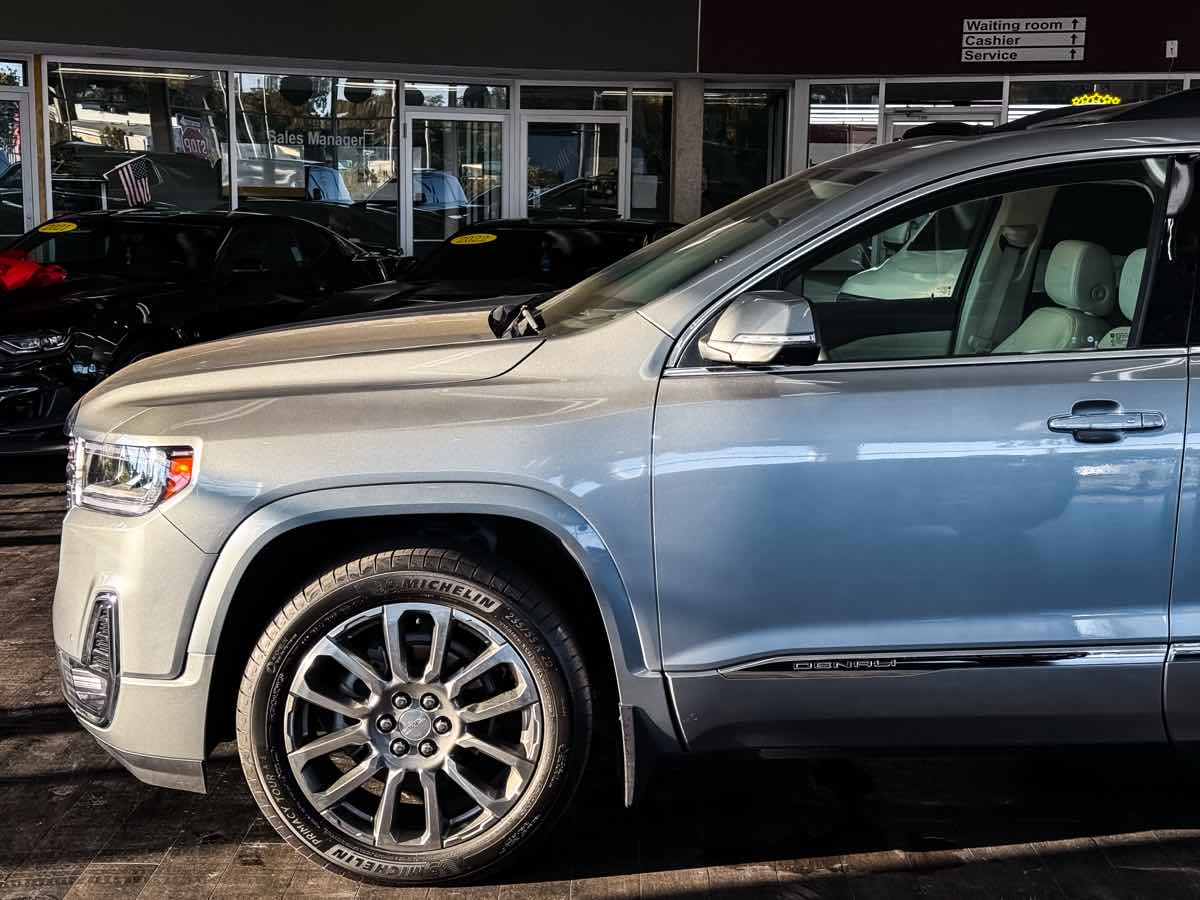 2023 Gmc Acadia Denali photo 3