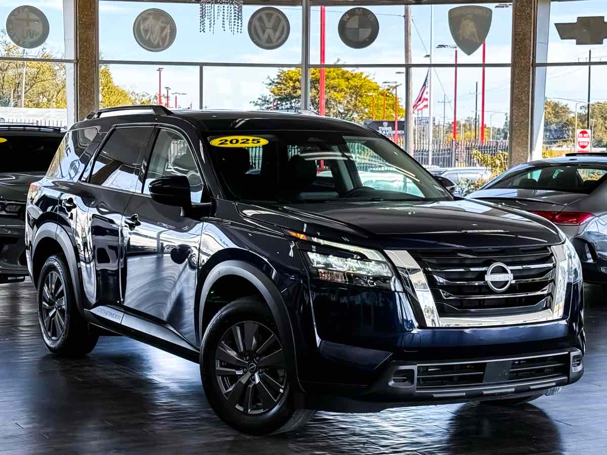 2025 Nissan Pathfinder SV photo 2