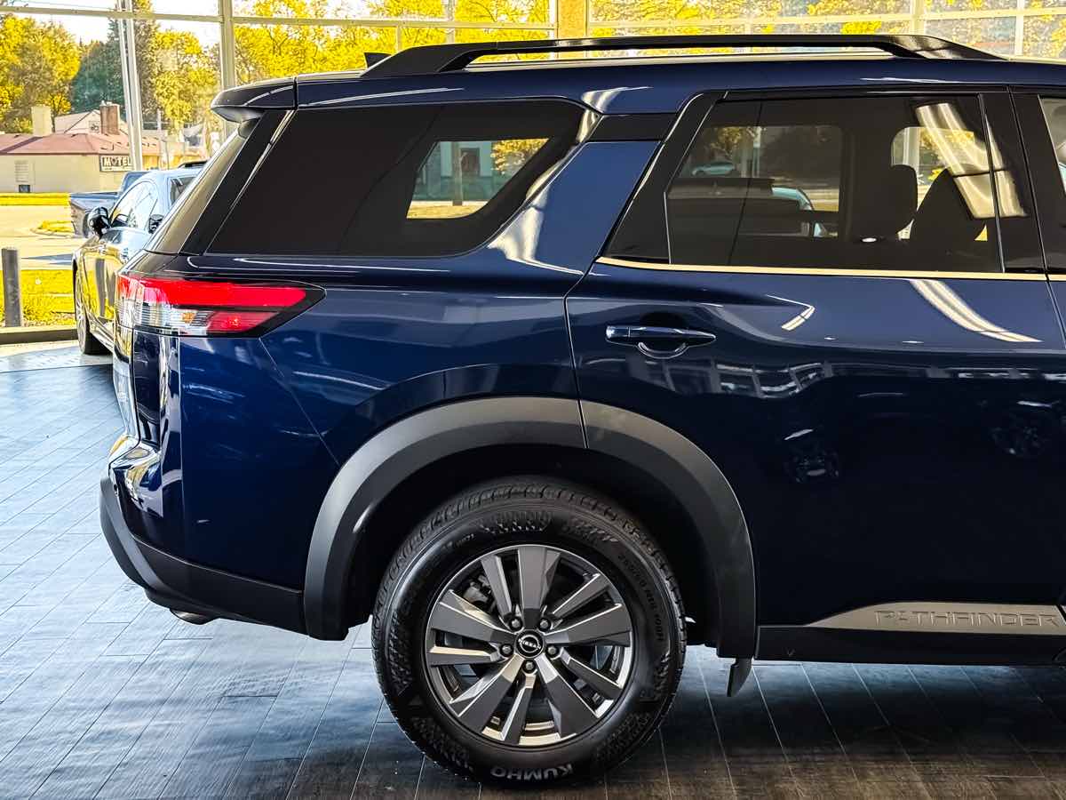 2025 Nissan Pathfinder SV photo 12