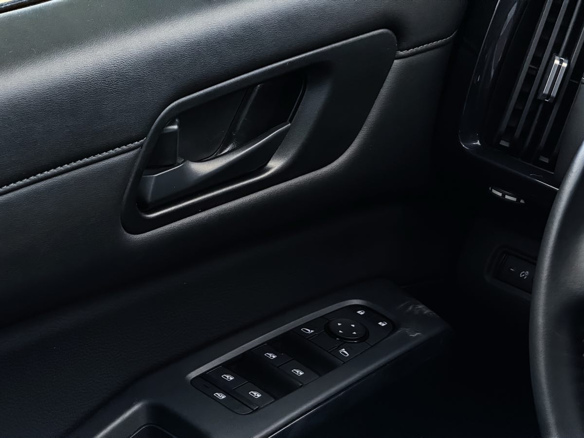 2025 Nissan Pathfinder SV photo 30