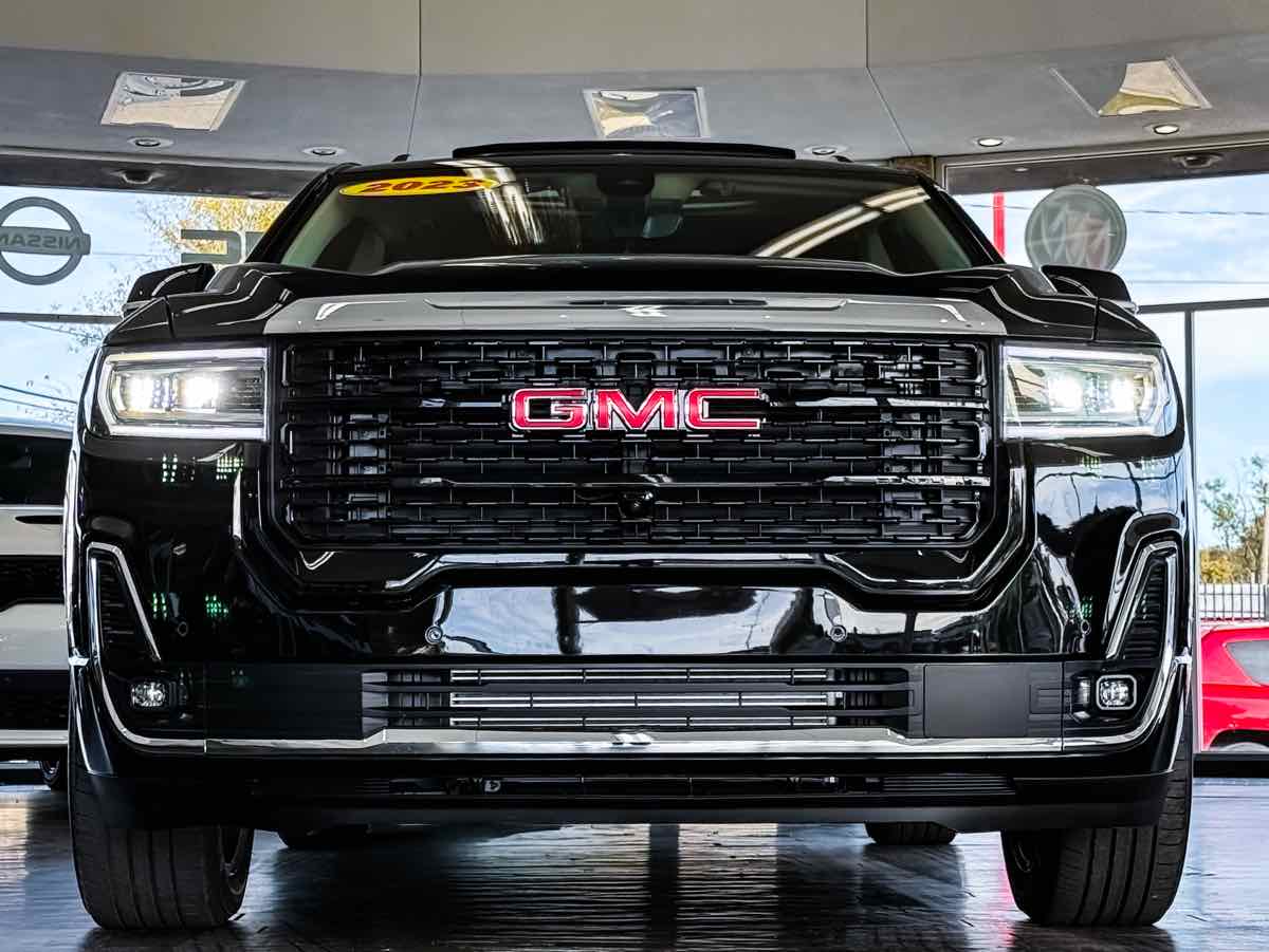 2023 Gmc Acadia Denali photo 3