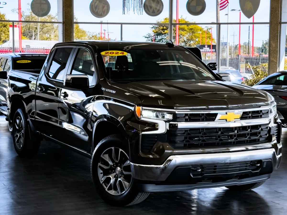 2024 Chevrolet Silverado 1500 LT photo 2