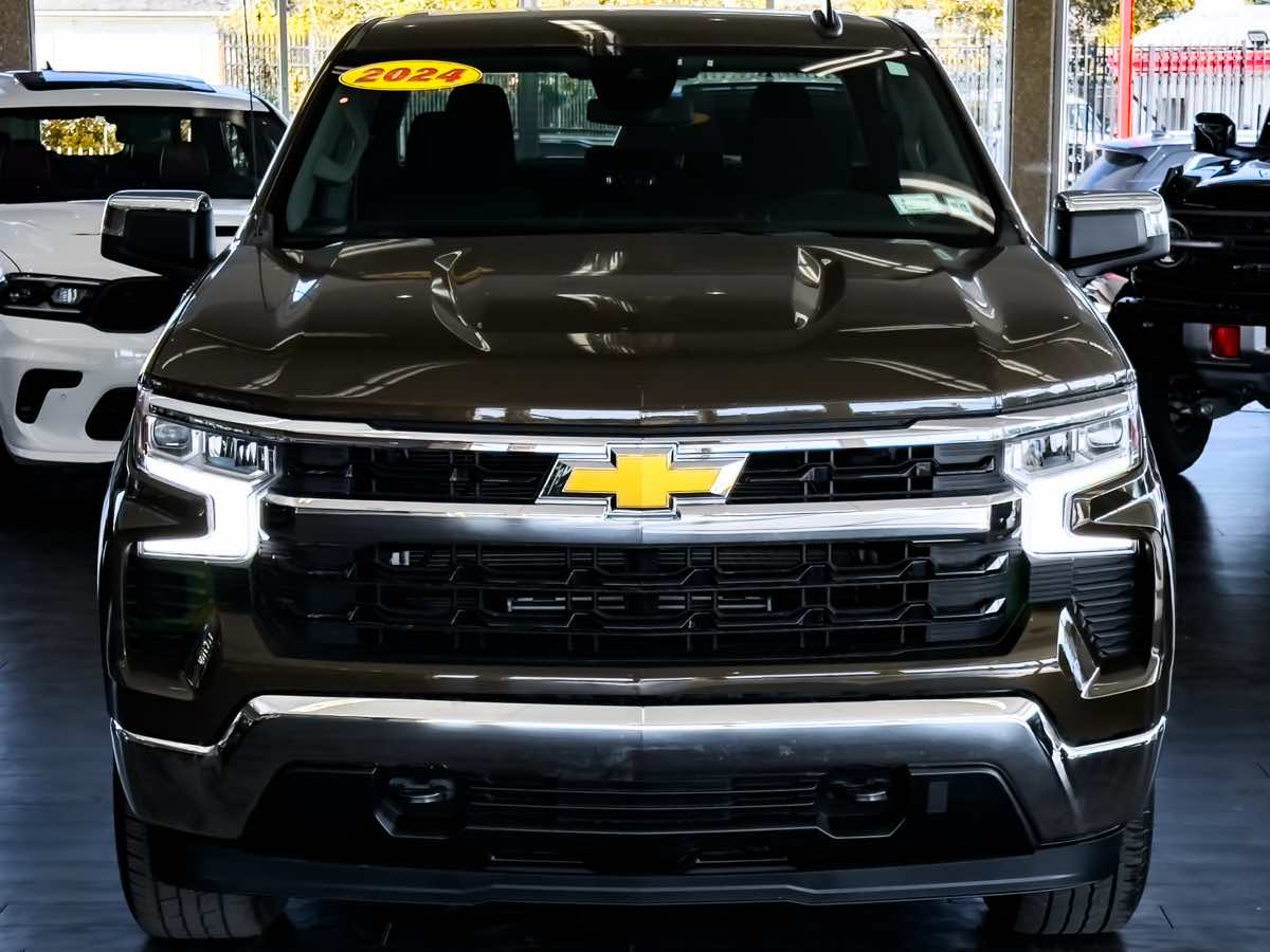 2024 Chevrolet Silverado 1500 LT photo 3
