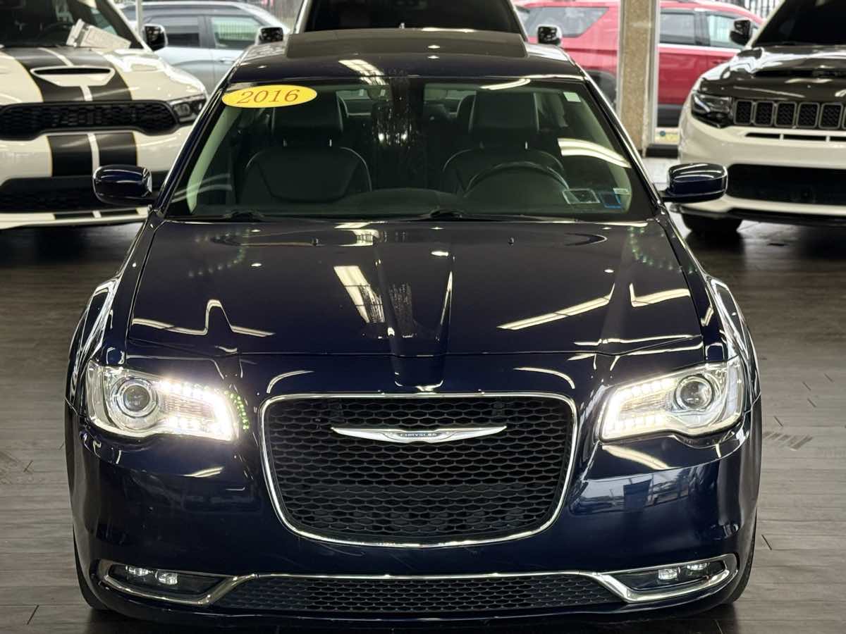 2016 Chrysler 300 Limited photo 3