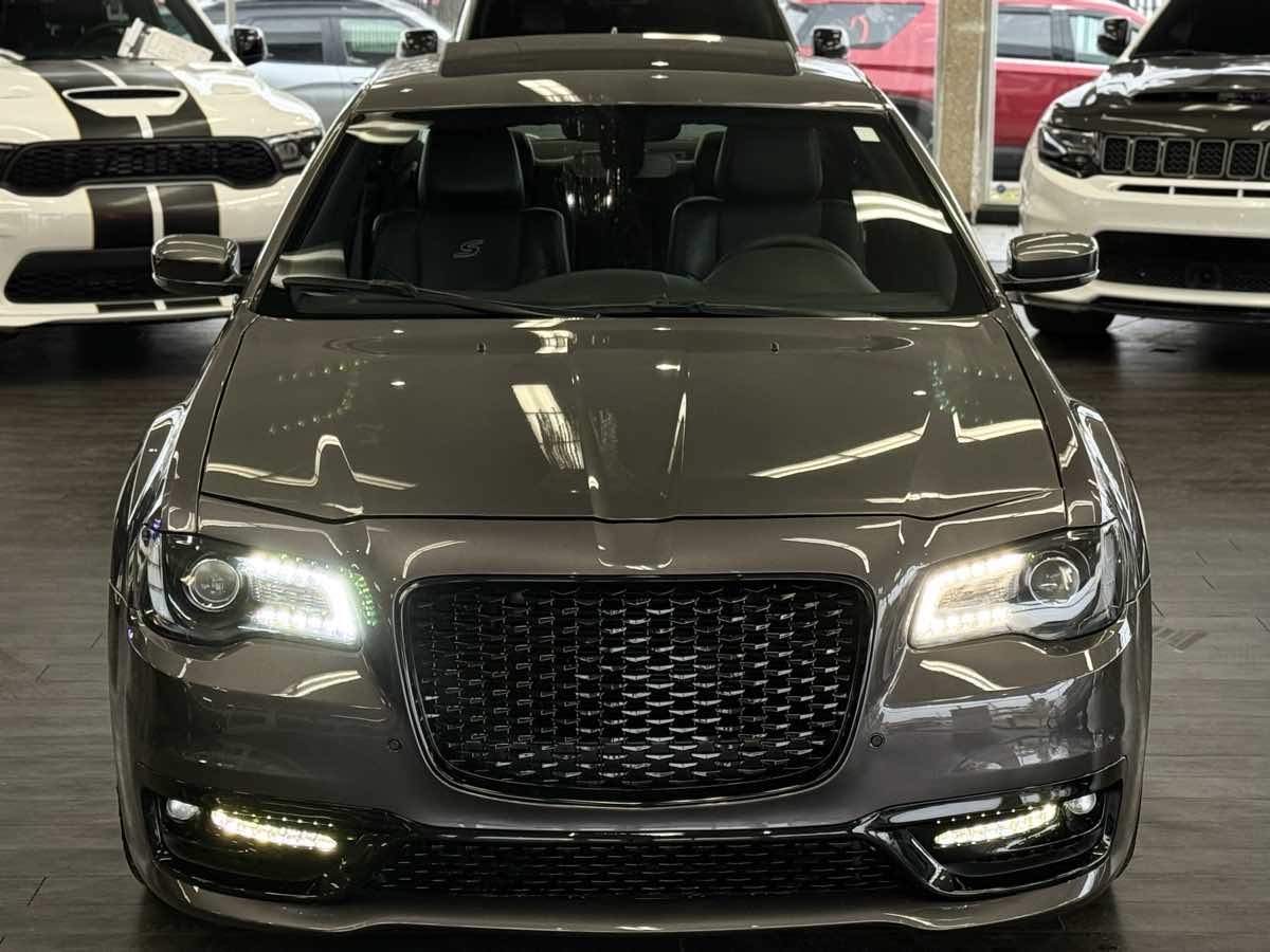 2022 Chrysler 300 photo 3