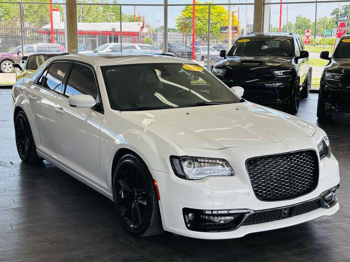 2023 Chrysler 300 C's photo