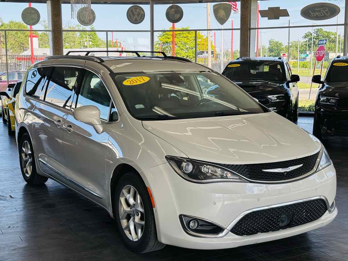 2017 Chrysler Pacifica Touring-L Plus's photo