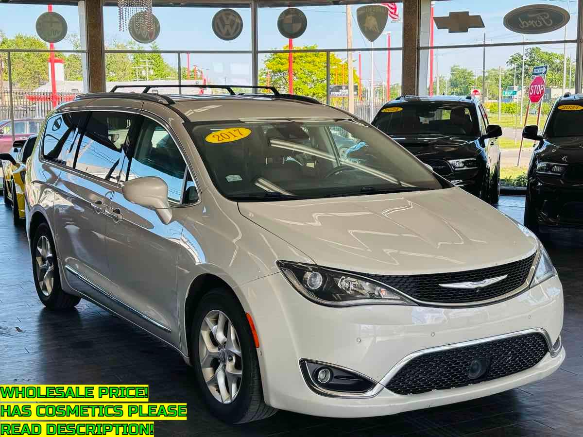 2017 Chrysler Pacifica Touring-L Plus's photo